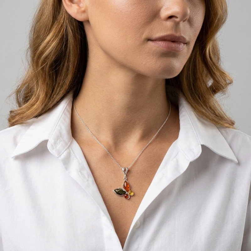 Pendentif Papillon Ambre Multicolore et Argent 925 porté