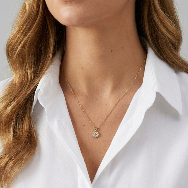 Pendentif Pneu Or Jaune 750 Diamant 0.40 carat M Vs2 porté