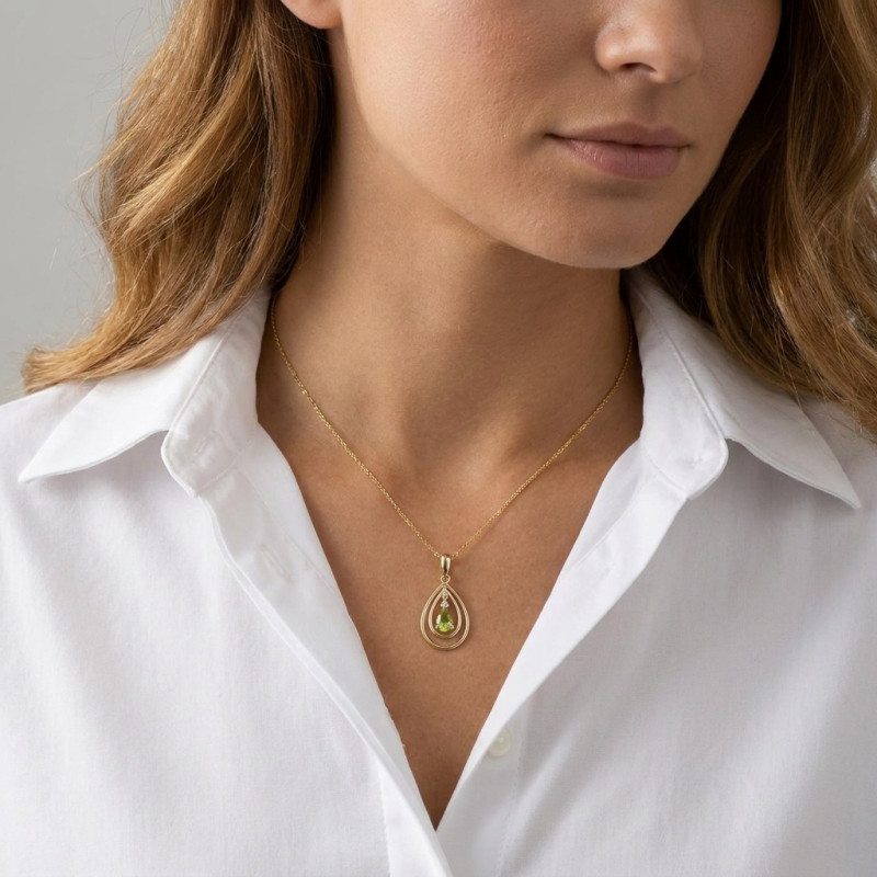Pendentif Poire Or jaune 375 Péridot et Diamant porté