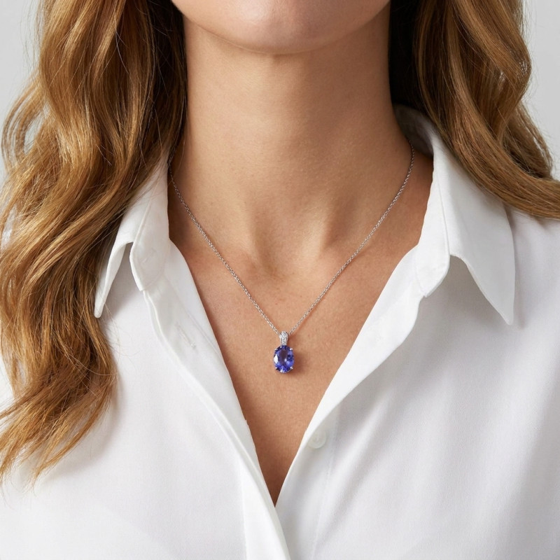 Pendentif Tanzanite Ovale 10x8mm AAA et Diamant Or Blanc porté