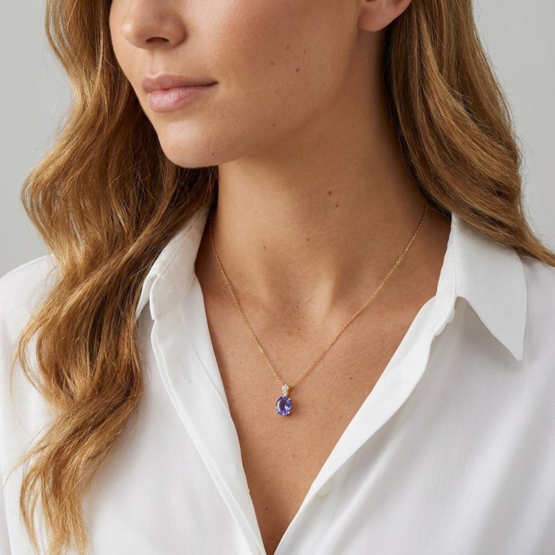 Pendentif Tanzanite Ovale 8x6mm et Diamants Or jaune porté