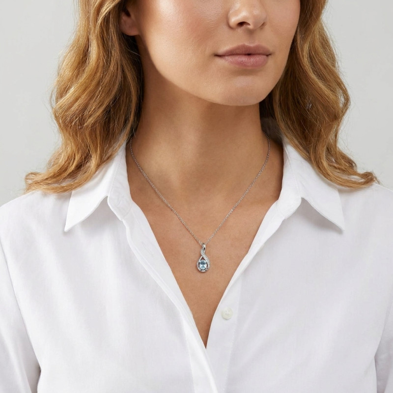 Pendentif Topaze bleue traitée Ovale 5x3mm et Diamant Or Blanc 375  porté