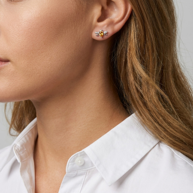Puces d'oreilles Abeilles Or Blanc 375 Citrine et Diamant porté