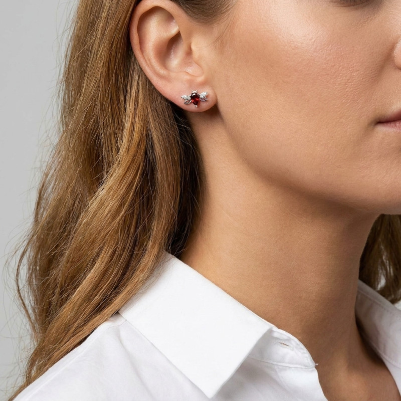 Puces d'oreilles Abeilles Or Blanc 375 Grenat et Diamant porté
