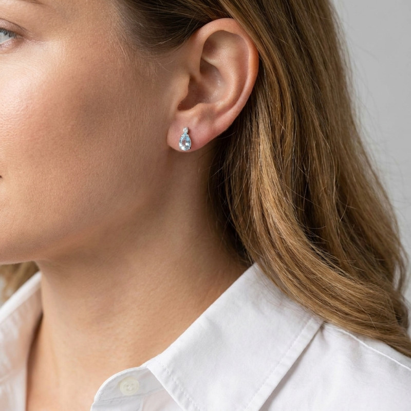 Puces d'oreilles Or Blanc 750 Topaze bleue traitée Poire 6x4mm et Oxyde de zirconium porté