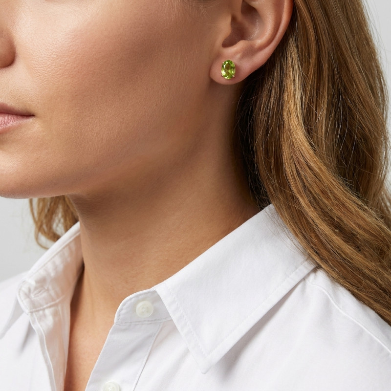 Puces d'oreilles Or jaune 375 Péridot Ovale 7x5mm porté