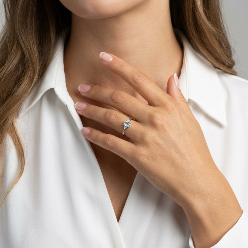 Solitaire Aigue Marine Ovale 6x4mm et Diamant en Or Blanc 375 porté