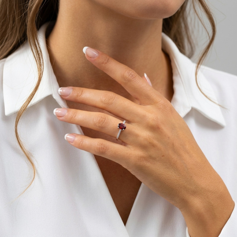 Solitaire Argent Rhodié Grenat Ovale 7x5mm porté