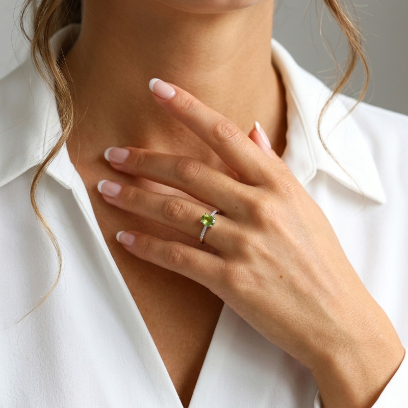 Solitaire Argent Rhodié Péridot Ovale 7x5mm porté