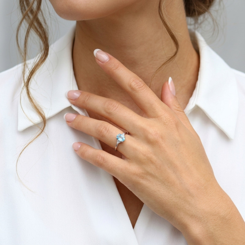 Solitaire Argent Rhodié Topaze Bleue traitée Ovale 7x5mm porté