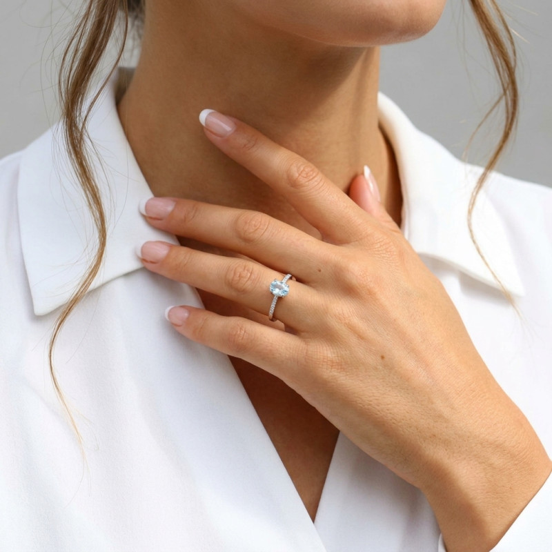 Solitaire Argent Rhodié Topaze Bleue traitée Ovale 7x5mm porté