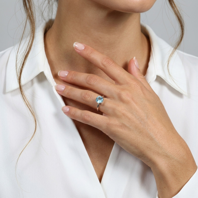 Solitaire Argent Topaze Bleue traitée 8mm porté