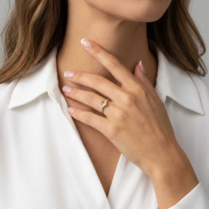 Solitaire Citrine Ovale 6x4mm et Diamant Or Blanc 375 porté