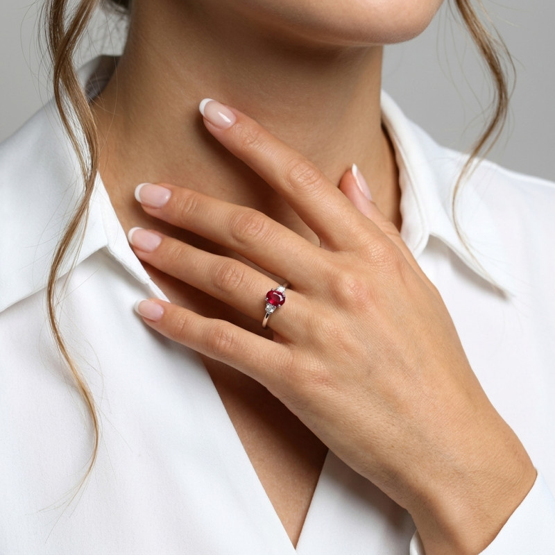 Solitaire épaulé Or Blanc 750 Rubis AAA et Diamant porté