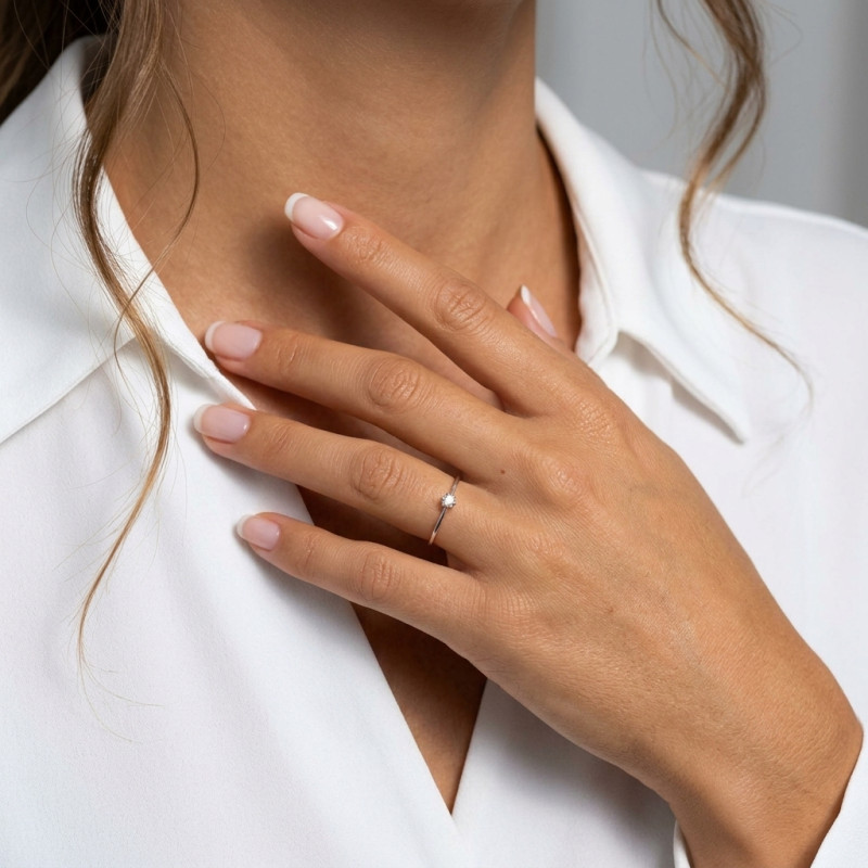 Solitaire Or Blanc 750 Diamant 0.045 carat porté
