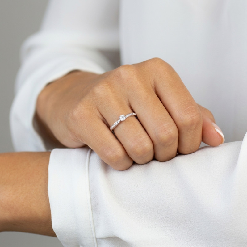 Solitaire Or Blanc Diamant 0.16 carat porté