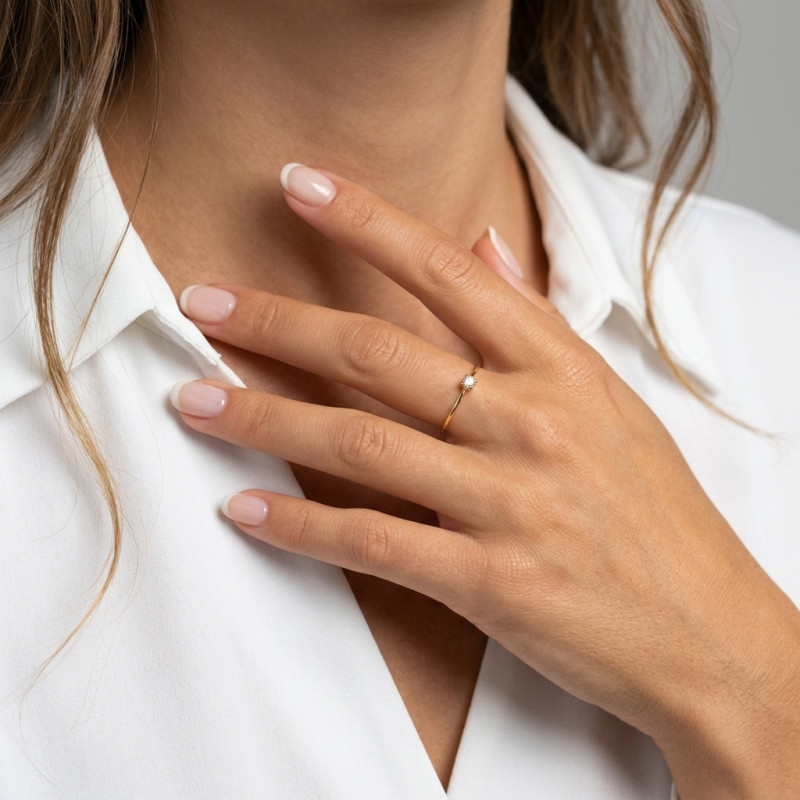 Solitaire Or Jaune 750 Diamant 0.045 carat porté