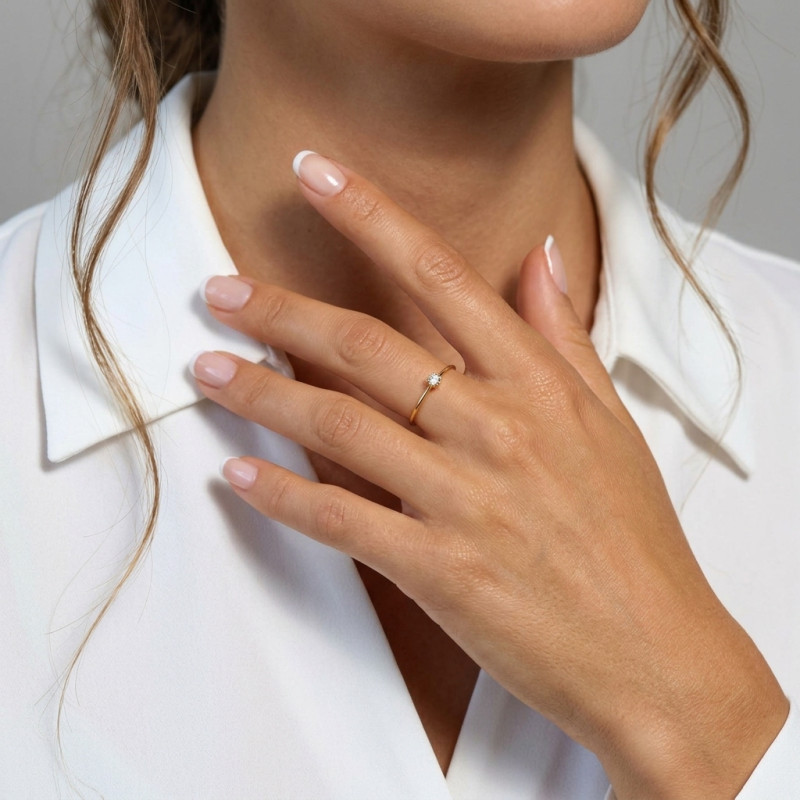 Solitaire Or Jaune 750 Diamant 0.07 carat porté