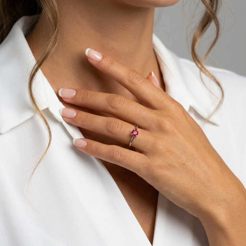 Solitaire Rubis Or Blanc 750 porté