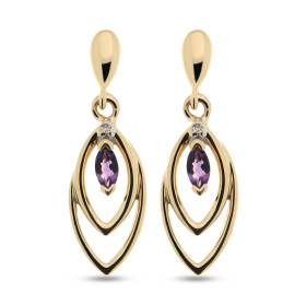 Boucles d'oreilles pendantes en Or Jaune 375 serties d'Améthystes et de Diamant. Les Améthystes sont taillées en forme de ...