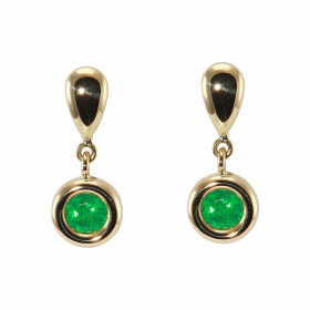 Boucles d&#39;oreilles pendantes en Or Jaune serties d&#39;emeraudes. Ces émeraudes rondes de 4,5mm sont serties dans des ...