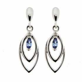 Boucles d'oreilles pendantes en Or Blanc 375 serties de Tanzanites et de Diamant. Les Tanzanites sont taillées en forme de...