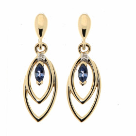 Boucles d'oreilles pendantes en Or Jaune 375 serties de Tanzanites et de Diamant. Les Tanzanites sont taillées en forme de...