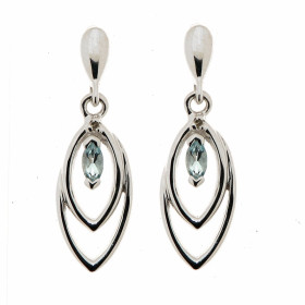Boucles d'oreilles pendantes en Or Blanc 375 Topaze Bleue Traitée et Diamant. Les Topazes Bleues sont taillées en forme de...