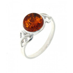 Bague au style celtique sertie d une pierre d ambre ronde La pierre est taillée cabochon mesure 8mm diametre Elle est mise...