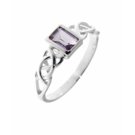 Bague au style celtique sertie d une petite pierre rectangulaire La pierre est taillée à facettes, elle mesure 6x4mm Elle ...