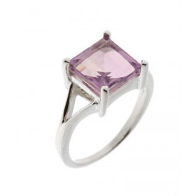 Bague style classique sertie d une pierre carrée La pierre varieté Améthyste est taillée à facettes Elle mesure 9mm coté, ...