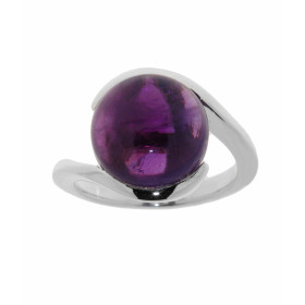 Bague de style moderne sertie d'une pierre ronde. La pierre de varieté Améthyste est taillée en cabochon. Elle mesure 12mm...