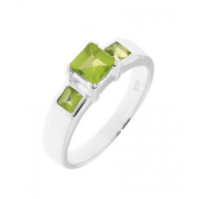 Bague Argent sertie 3 Péridots carrés Dimensions des pierres cotés : 3,5 x 3,5 mm Dimensions pierre centrale : 4,5 x 4,5mm...