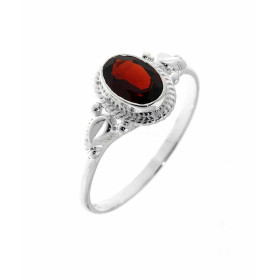 Bague une monture très travaillée cette jolie petite bague est sertie d une pierre ovale La pierre est taillée à facettes,...