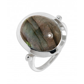 Bague Argent 925 sertie d'une labradorite ovale. Pierre taille cabochon de 14mm de long par 12mm de large. Serti clos