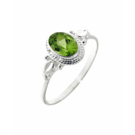 Bague une monture très travaillée cette jolie petite bague est sertie d une pierre ovale La pierre est taillée à facettes,...