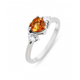 Bague Argent 925 Rhodié Citrine Coeur et Oxydes. Bague sertie d'une Citrine coeur de 6x6mm et de 2 oxydes. Serti à griffes