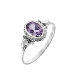 Bague une monture très travaillée cette jolie petite bague est sertie d une pierre ovale La pierre est taillée à facettes,...