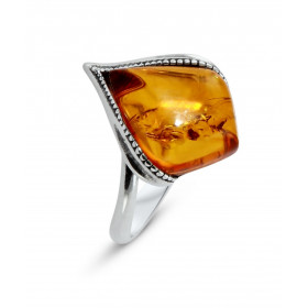 Bague en argent avec une ambre de 10x13mm. Ambre de couleur cognac. Largueur de la monture (sur doigt, vue de dessus) : 16mm