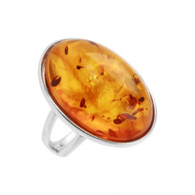 Bague en argent avec une ambre ovale de 15x22mm. Ambre de couleur cognac