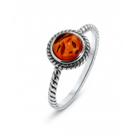 Bague en argent avec une ambre de 6mm de diamètre entourée d'une torsade en argent. Ambre de couleur cognac. Largueur de l...