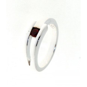 Bague Argent 925 Grenat sertie d'une pierre de 3.5 mm. Largeur sur doigt (vue de dessus) : 7mm. 