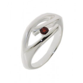 Bague Argent 925 Grenat sertie d'une pierre de 3,5mm de diamètre. Largeur sur doigt (vue de dessus) : 9mm. 