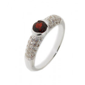 Bague Argent 925 Grenat Pierre centrale 5 mm diamètre Pavage d oxydes zirconium sur les cotés Largeur sur doigt (vue dessu...
