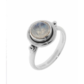 Bague Argent 925 et Labradorite. Cette bague Labradorite est sertie d'une pierre ronde. La pierre est taillée à cabochon e...