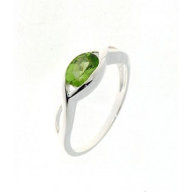 Bague Argent 925 Péridot sertie d une pierre ovale 7 x 5 mm Largeur sur doigt (vue dessus) : 6.7 mm 
