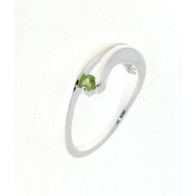 Bague Argent 925 Péridot sertie d'une pierre de 3 mm. Largeur sur doigt (vue de dessus) : 7.5 mm. 