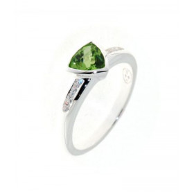 Bague Argent 925 Péridot sertie d une pierre taille trillion 7 x 7 mm d oxydes zirconium Largeur sur doigt (vue dessus) : ...
