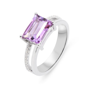 Bague Argent Rhodié 925 composé d une améthyste forme rectangulaire 7x9mm 10 oxydes zirconium chaque côtés Largeur bague (...