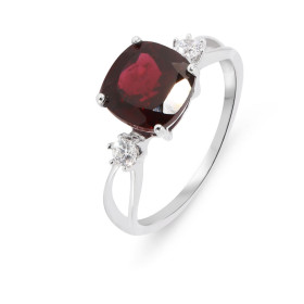 Bague Argent Rhodié 925 composé d un grenat coussin 8x8mm 2 oxydes zirconium 2,6mm diamètre Largeur bague (sur doigt, vue ...